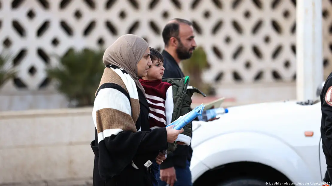 لاجئون سوريون يغادرون لبنان إلى واقع مدمر