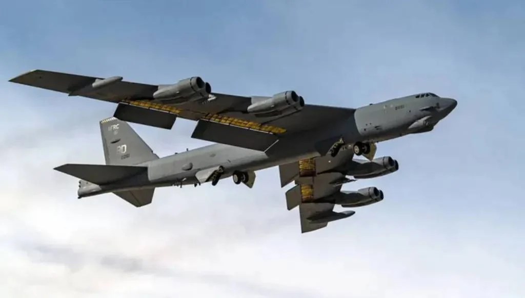 كارثة جوية للجيش الأميركي... تحطم قاذفة B-52