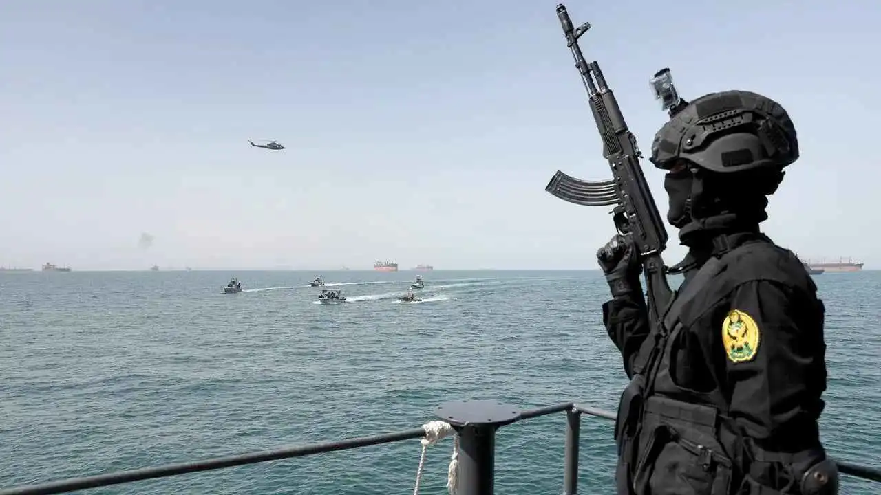 إيران تحدد ممرا إلزاميا للسفن في مضيق هرمز