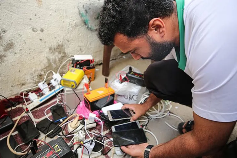 إصلاح هاتف في غزة يتجاوز ثمن جهاز جديد