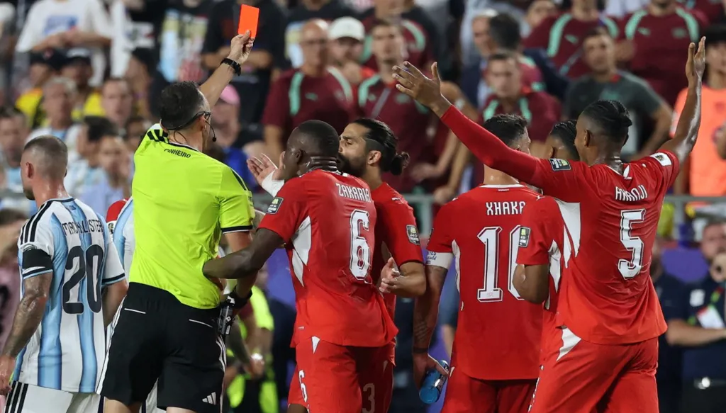 كيف تسبب قانون جديد بطرد مهاجم سويسرا إمبولو