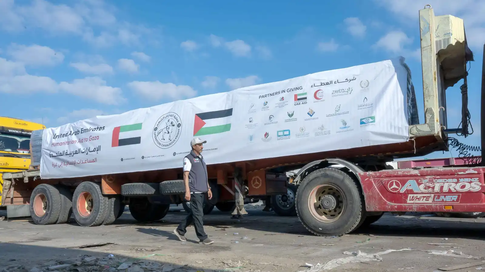 خمس قوافل إماراتية تدخل غزة محملة بمساعدات إنسانية