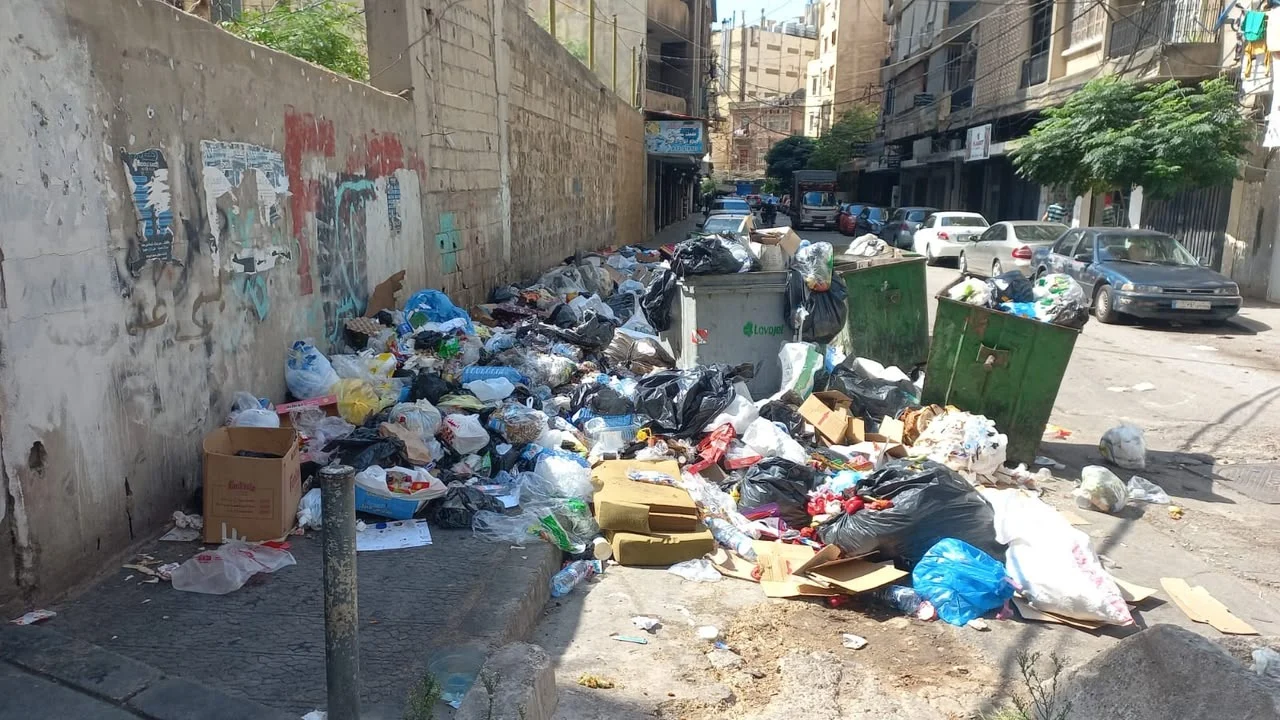 طرابلس تختنق بالنفايات.. إغلاق المطمر يستنفر البلدية