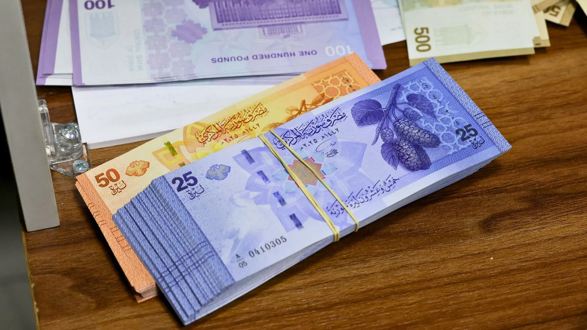 استقرار الليرة السورية أمام العملات الأجنبية: العوامل المؤثرة والتحديات القادمة
