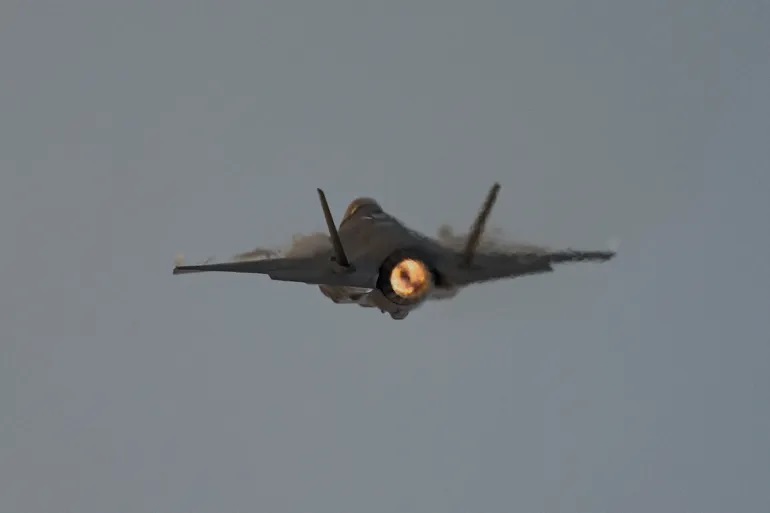 إيران تسقط مقاتلة أمريكية متطورة وتحتجز قائدها