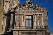 متحف اللوفر يفتح أبوابه بعد تعليق الإضراب