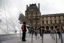 اللوفر يغلق أبوابه مجدداً.. إضراب يضرب قلب باريس