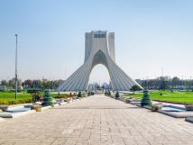 إيران تحذر من “مشروع الحرية” في هرمز
