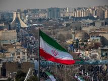 القصف يتصاعد والمفاوضات مستمرة بين واشنطن وطهران