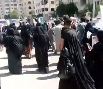احتجاج متواصل أمام الخارجية بدمشق بشأن سجناء العراق