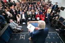 الرئيس الأمريكي يهاجم الصحافة وينتقد صور إيران