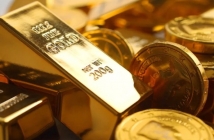 الدولار يتراجع والذهب يتجاوز حاجز 5200 دولار