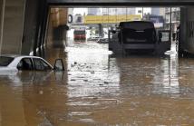 مسؤول لبناني يوضح أسباب غرق الشوارع وسط الأمطار