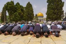 الأقصى يمتلئ بالمصلين في أول جمعة بعد فتحه