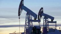 النفط يرتفع رغم توقعات تسجيل أول خسارة أسبوعية