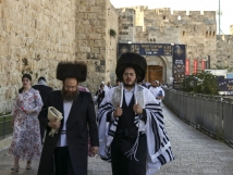 المعارضة تهاجم والحريديم يضغطون: نتنياهو عالق بين الجيش وحلفائه