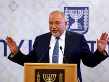 خلاف سياسي داخلي: ليبرمان يفضح سياسات نتنياهو تجاه حماس