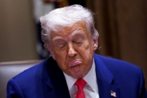 بين السخرية والسيطرة على السرد.. كيف يوظف ترامب الصحافة الأجنبية لتثبيت روايته عن إسرائيل؟