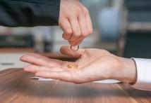 فنان شهير يثير الجدل بمنشوراته بعد أنباء زواج طليقته